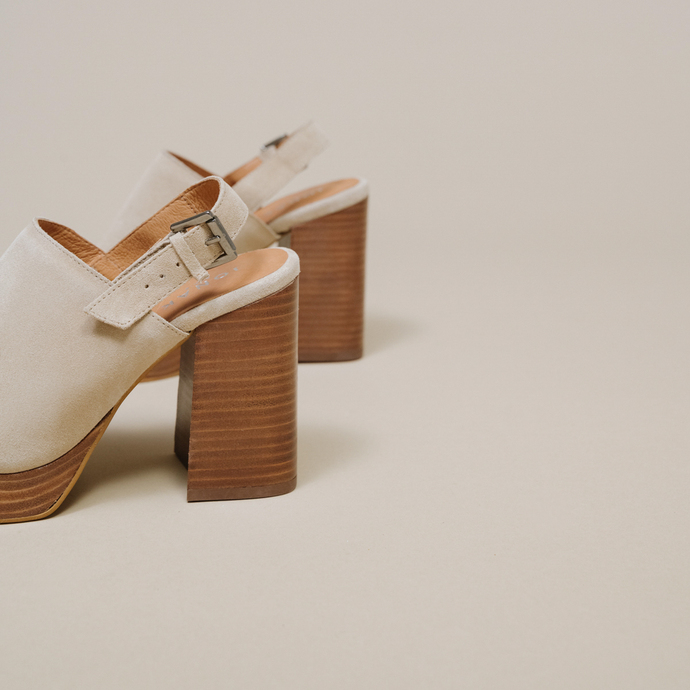 Sandales à talons et bouts carrés  en croute beige