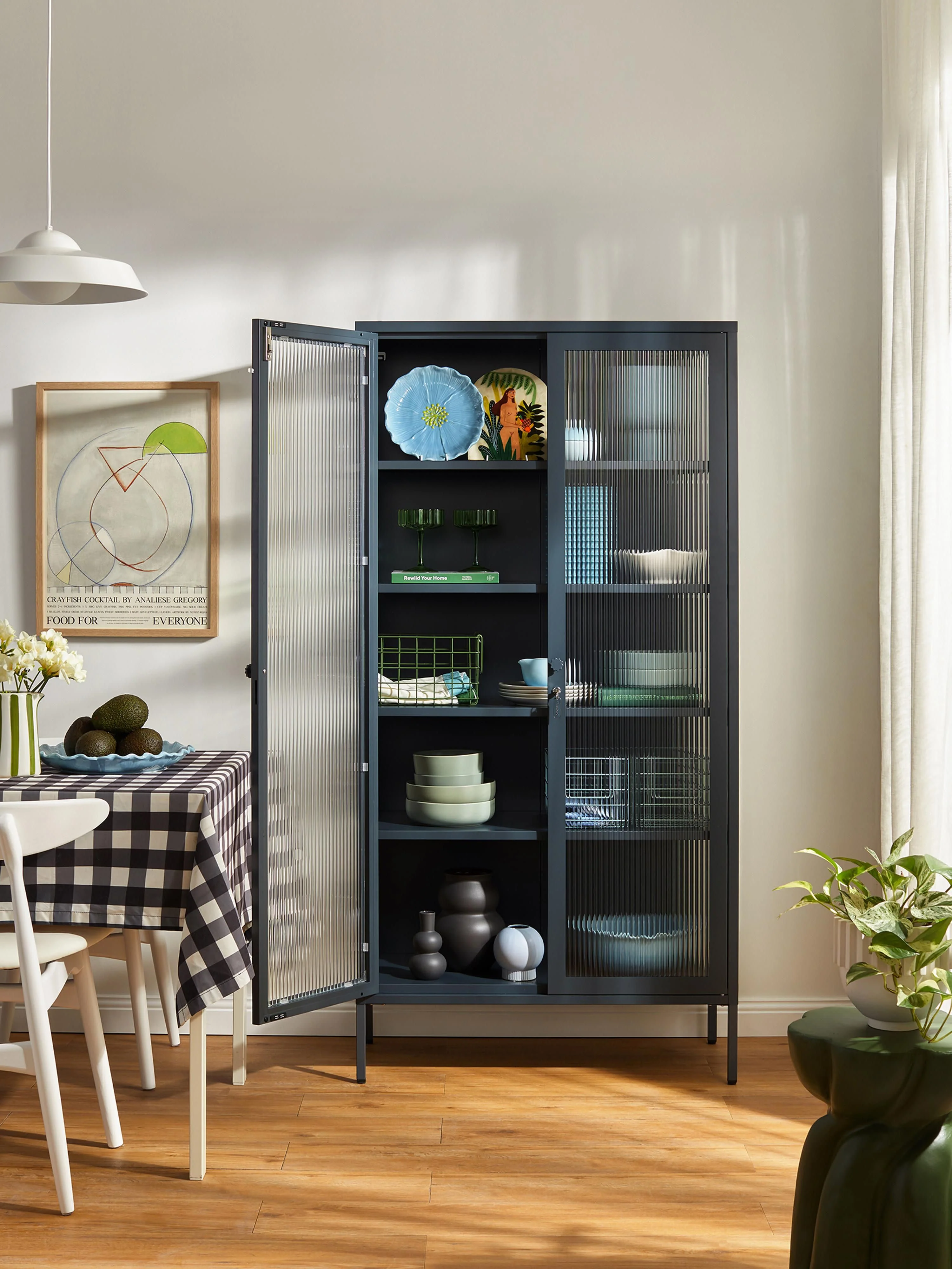 Metalen vitrinekast The Collector met geribbeld glas
