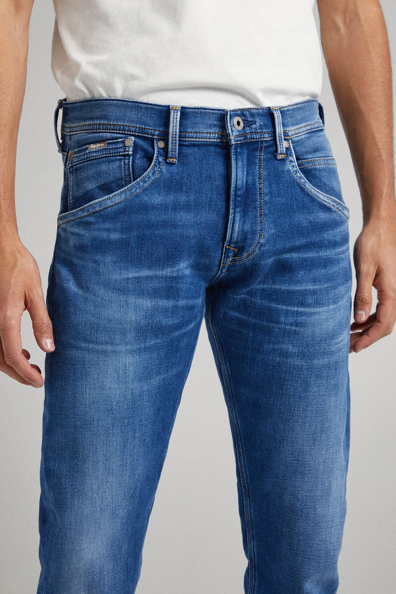 Calça jeans estilo esportivo com cintura regular