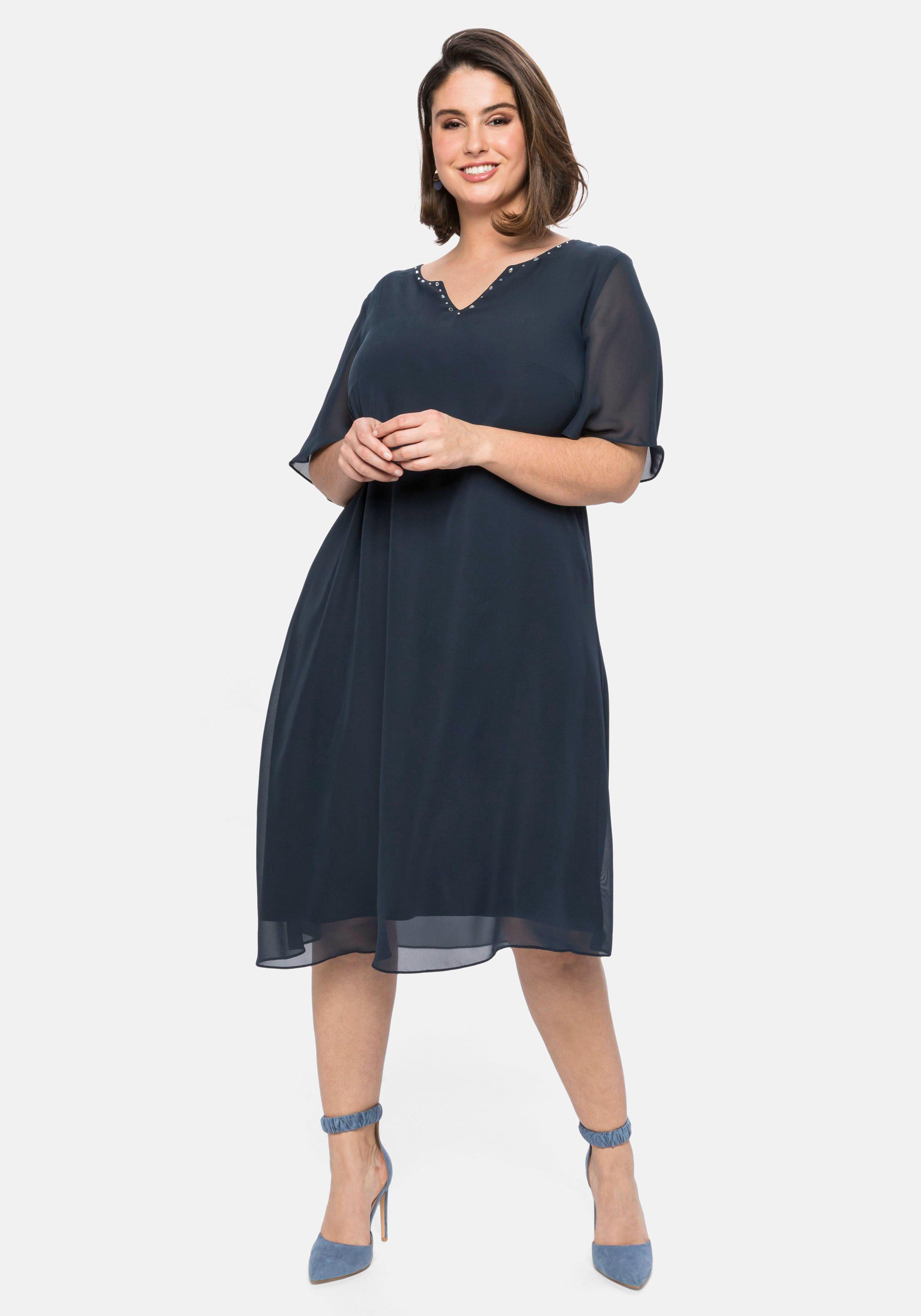Chiffonkleid mit Schmucksteinen am Ausschnitt