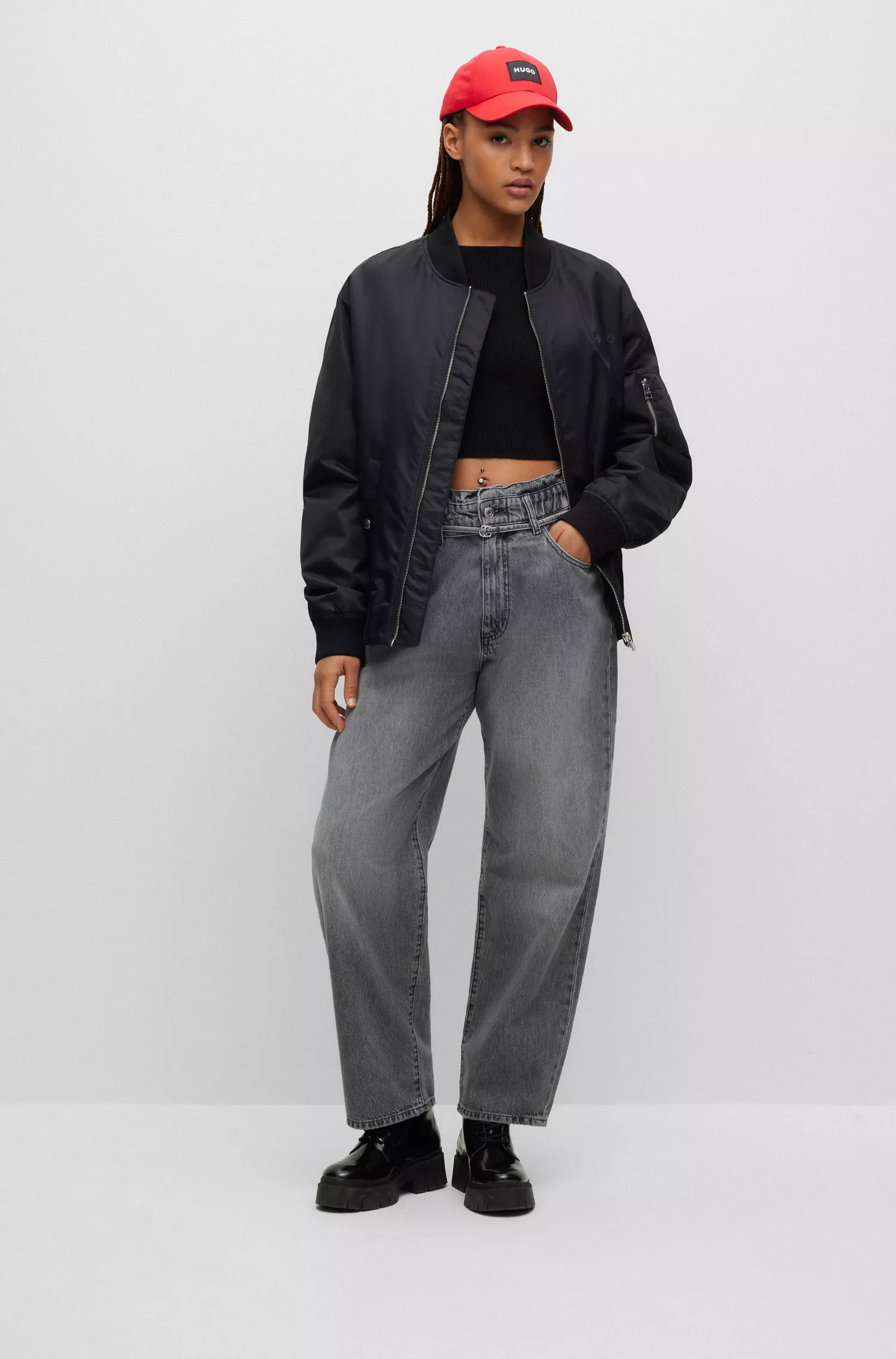 Calça jeans HUGO vermelha, modelagem relaxada e estilo paperbag, em denim rígido preto.