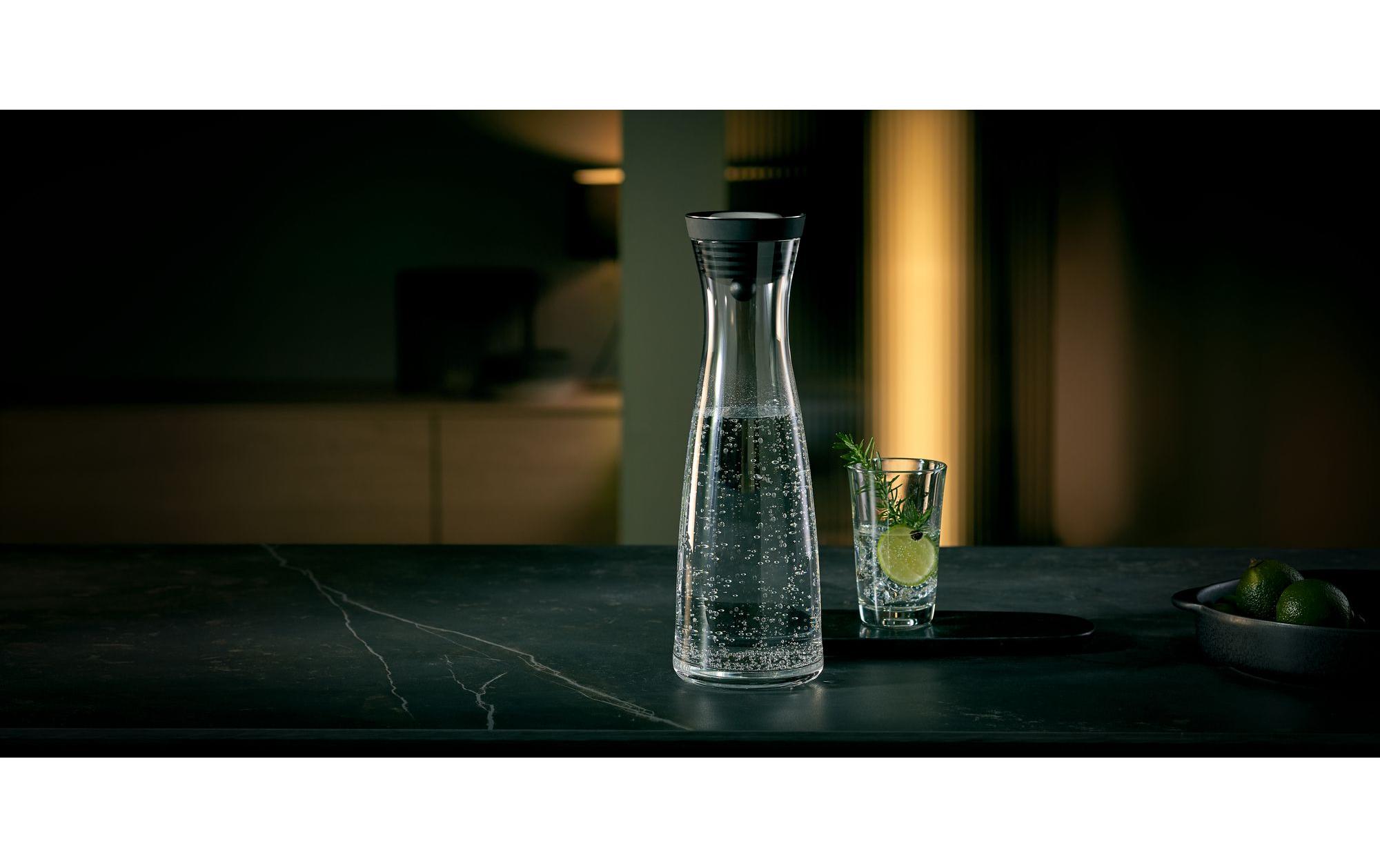 Karaffe Basic 1 l, Schwarz/TransparentWasserkaraffe öffnet und schliesst automatisch dank Close-Up Verschluss