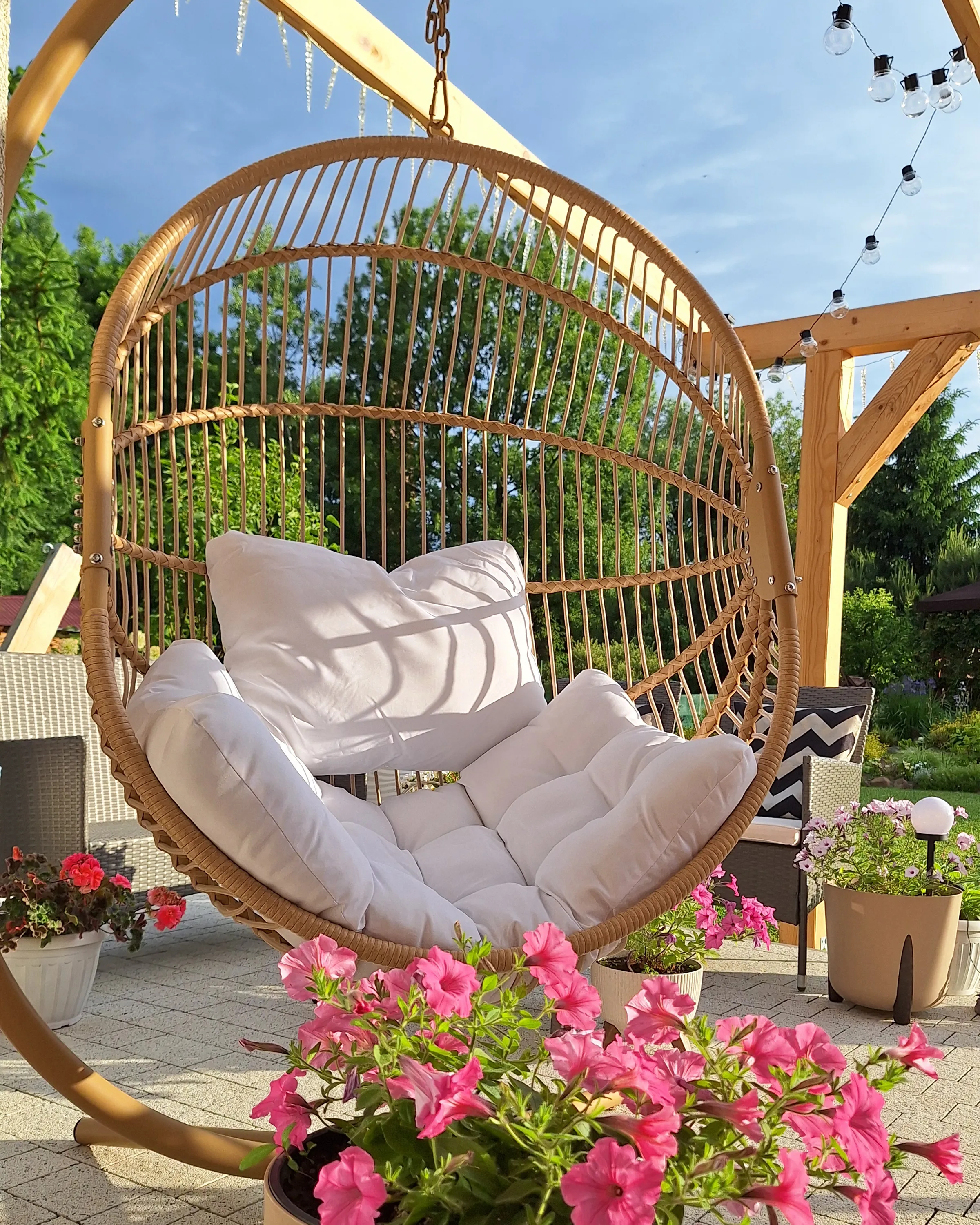 Hangstoel met standaard ACRI PE rotan Beige