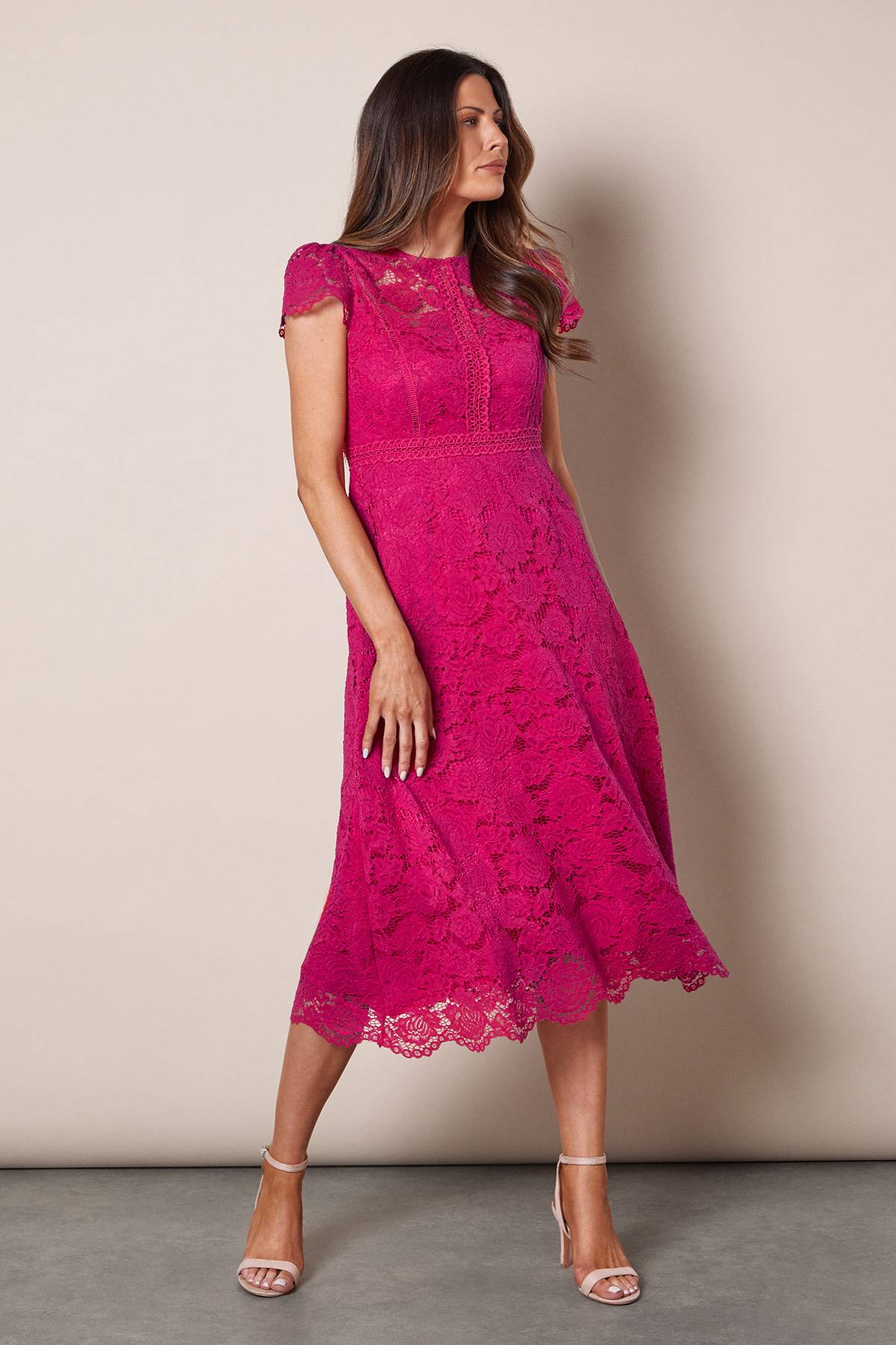 Wallis Robe Mi-Longue Ajustée et Évasée en Dentelle