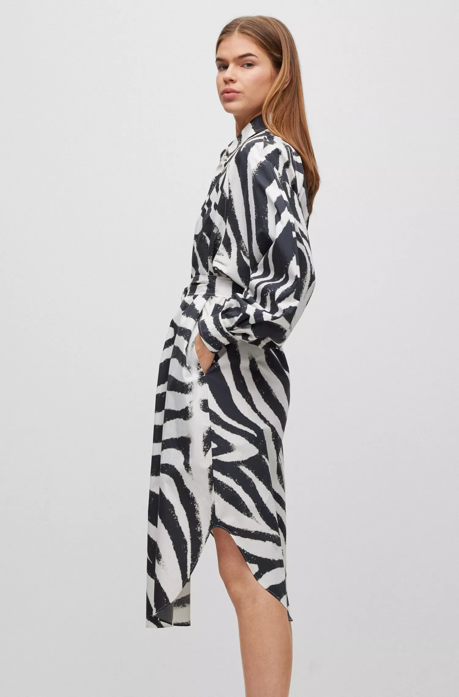 Vestido camiseiro HUGO em popeline de algodão vermelho com estampa de zebra.