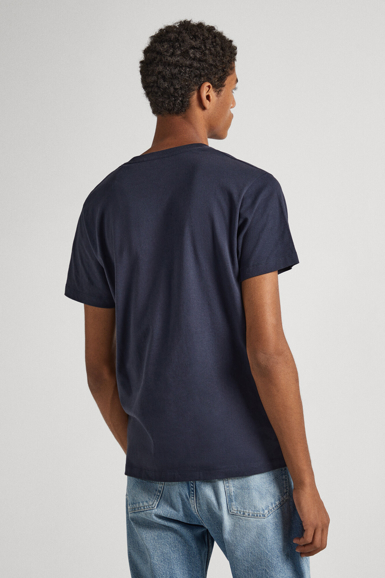 estampa de logotipo em camiseta