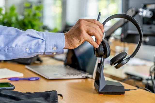 HP Poly Voyager 4320 UC headset USB-A med oplade-stander