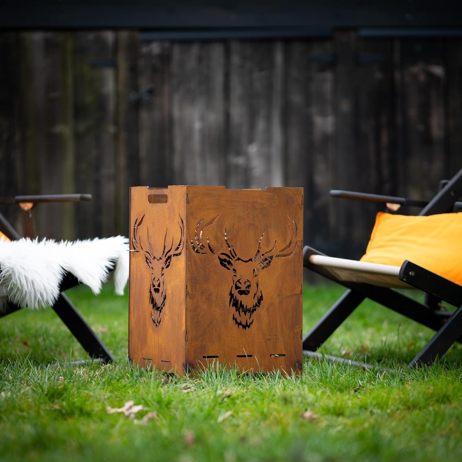 Kapaga - Feuerstelle aus Cortenstahl mit Hirschmotiv –Feuertonne, Faltbarer Outdoor Kamin, 2mm Stahl, Handgefertigt, Feuerkorb, 37x37x58 cm – Ideal für Garten und Terrasse - Rost, Edelrost