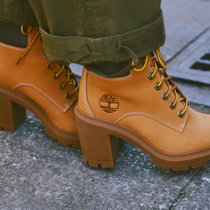 Bota feminina Allington de cano alto com cadarço, na cor amarela.