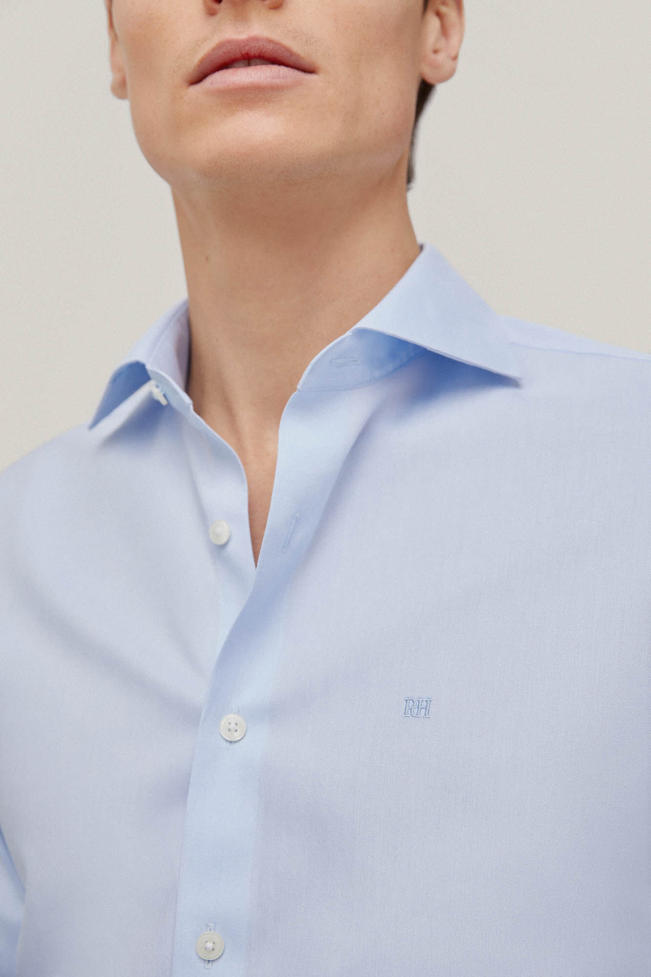 Camisa social lisa com detalhes em ponto ajour, não precisa passar e é resistente a manchas - Azul