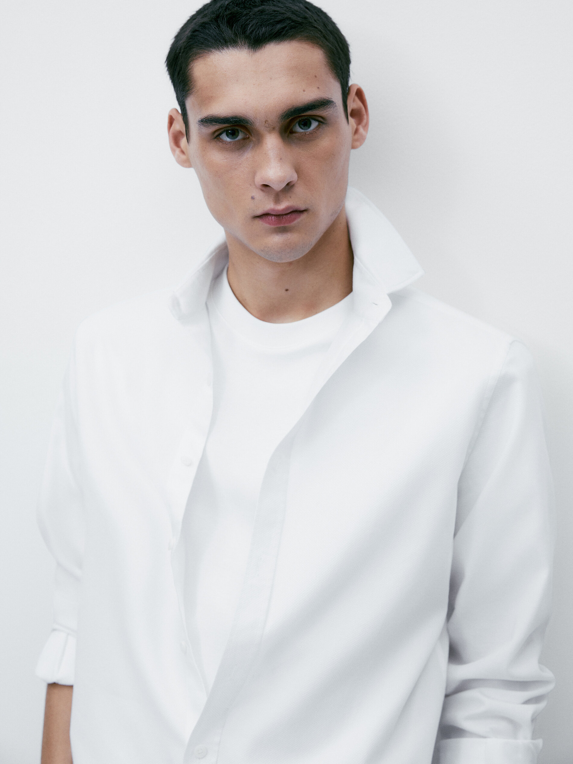 Camisa estruturada de corte slim com torção inglesa - BRANCA