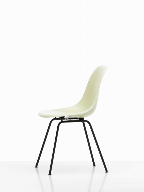 Vitra Eames DSX Fiberglass stoel zwart onderstel, parchment