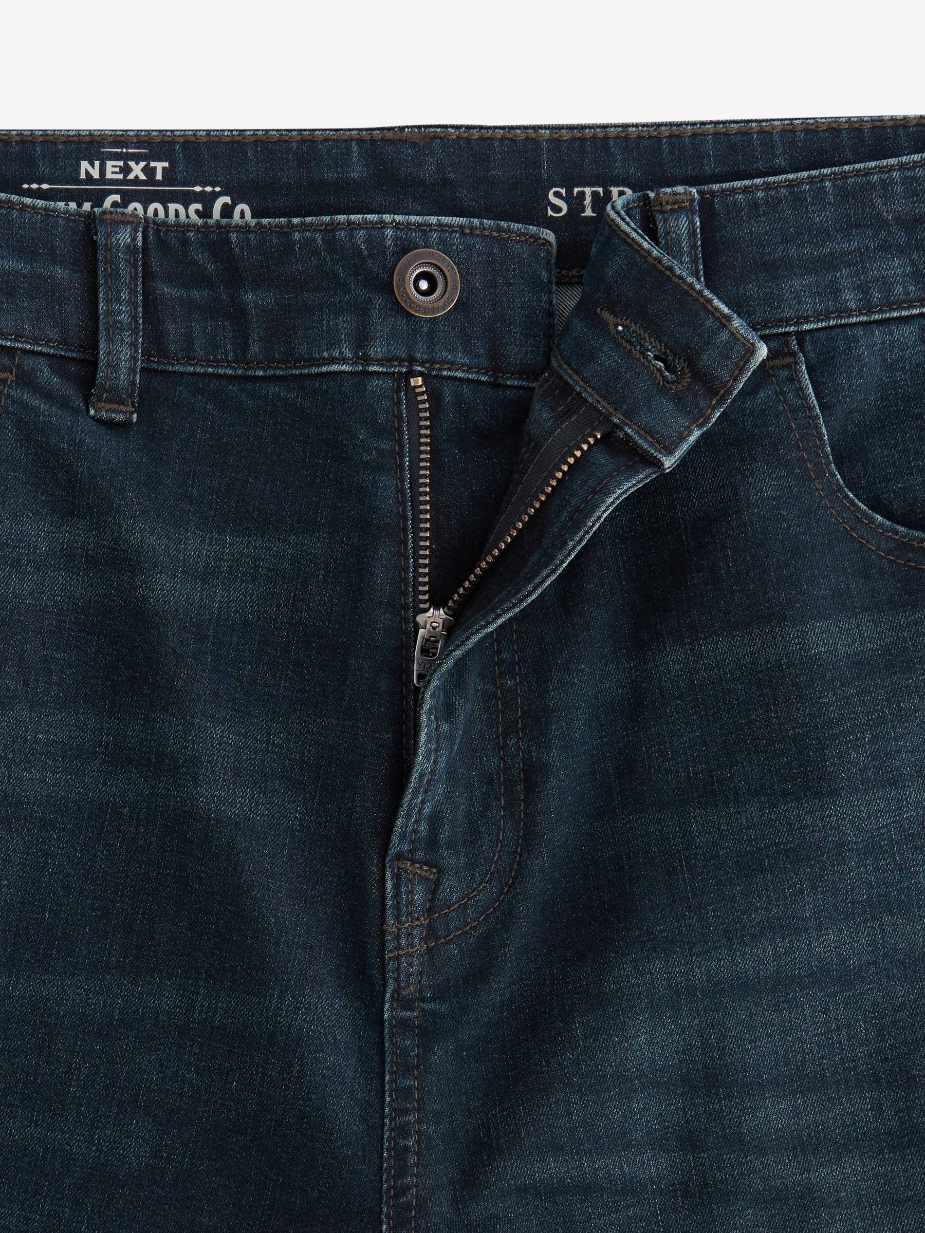 Donkerblauwe wassing - Rechte, klassieke jeans met stretch