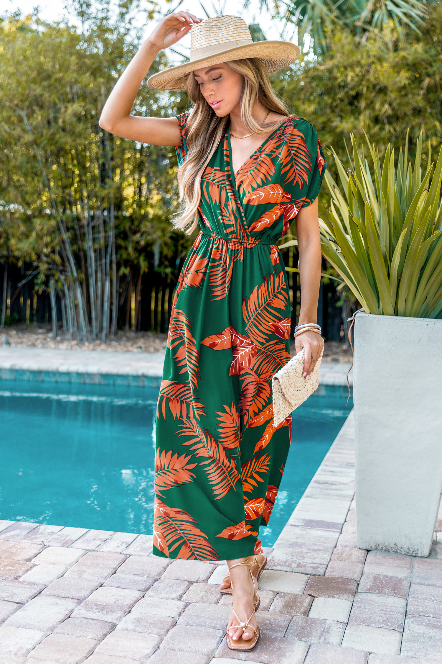 Robe maxi à manches courtes et col surplis à feuilles tropicales