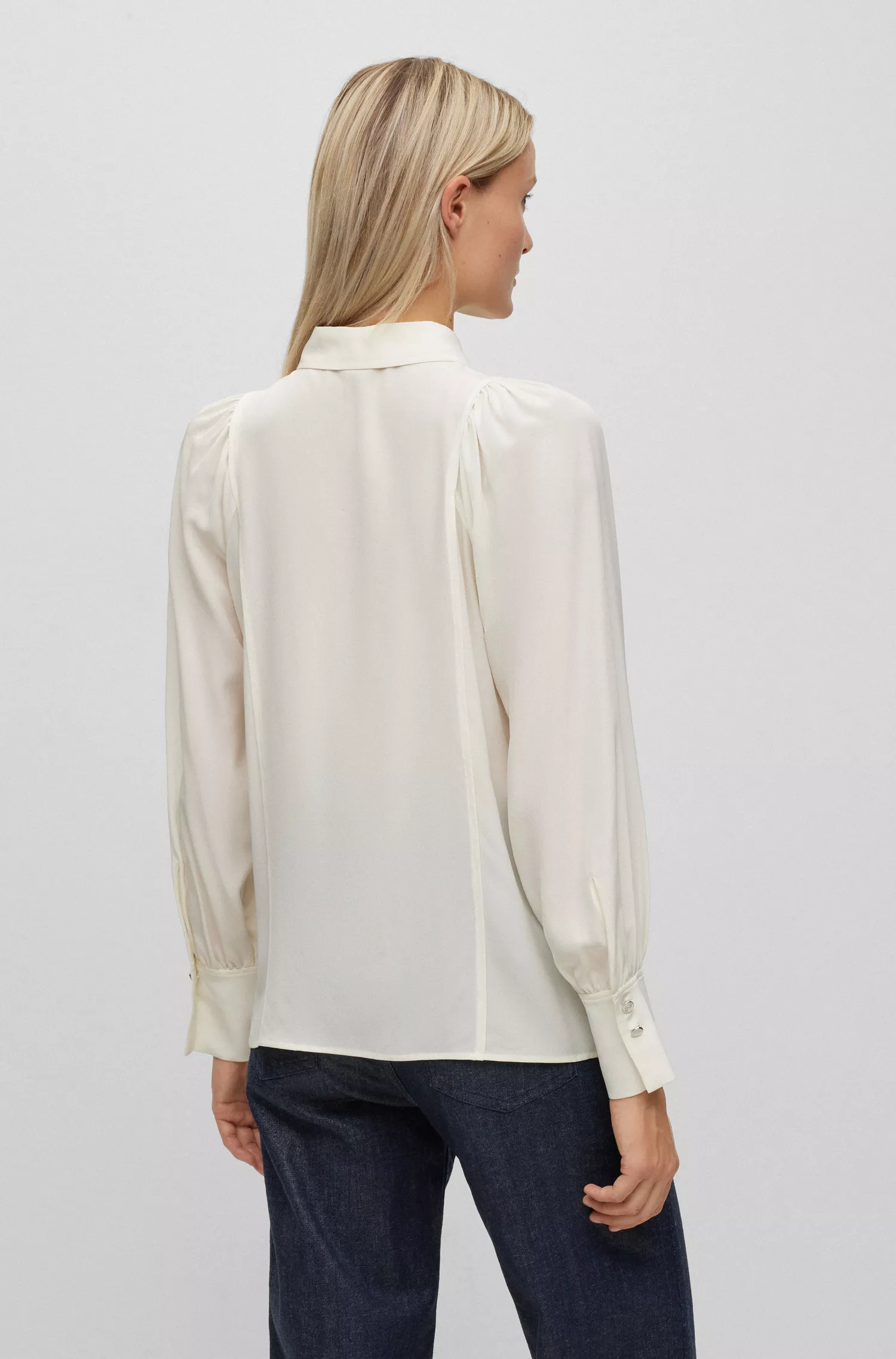 Blusa BOSS preta de corte regular em seda lavada com bolso oculto.