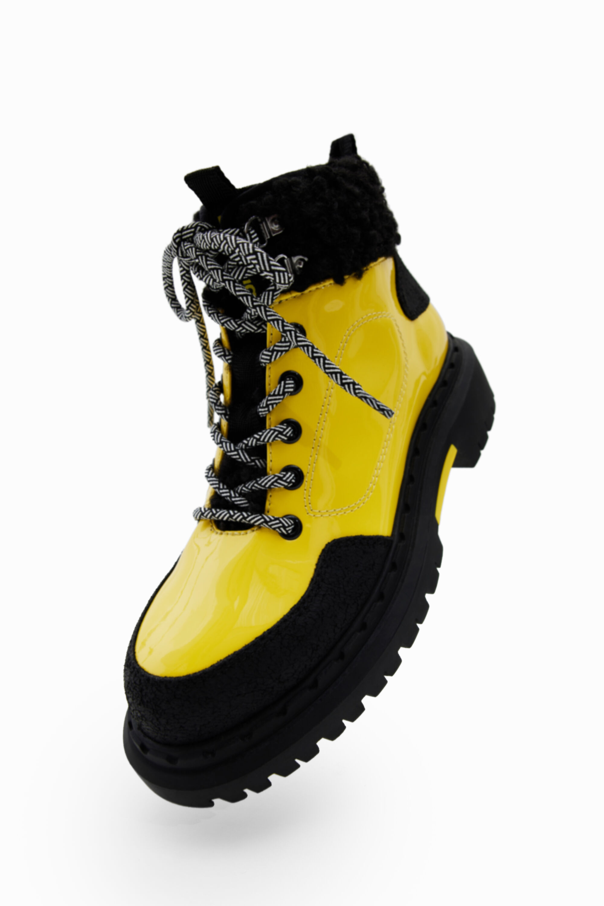 Bota trekking cordones