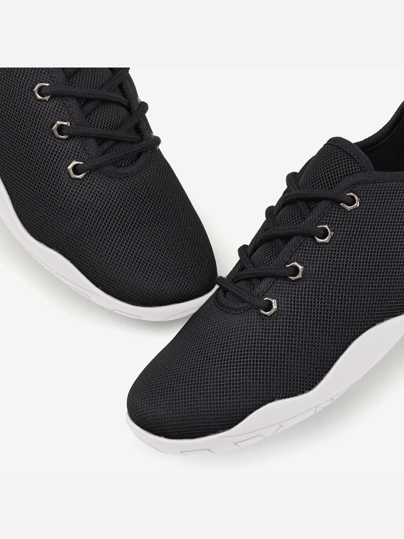 Baskets semelle ultra-légère, très plate et souple