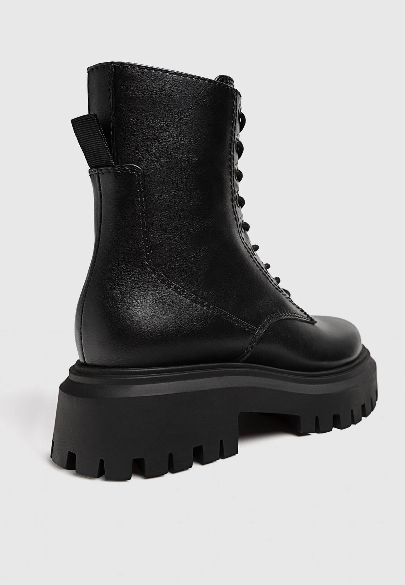 Botas de cano curto sem cadarço