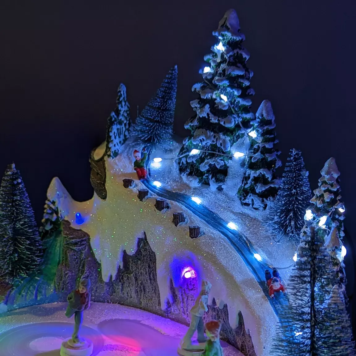 Scène de vie illuminée à piles Jeux de glissade