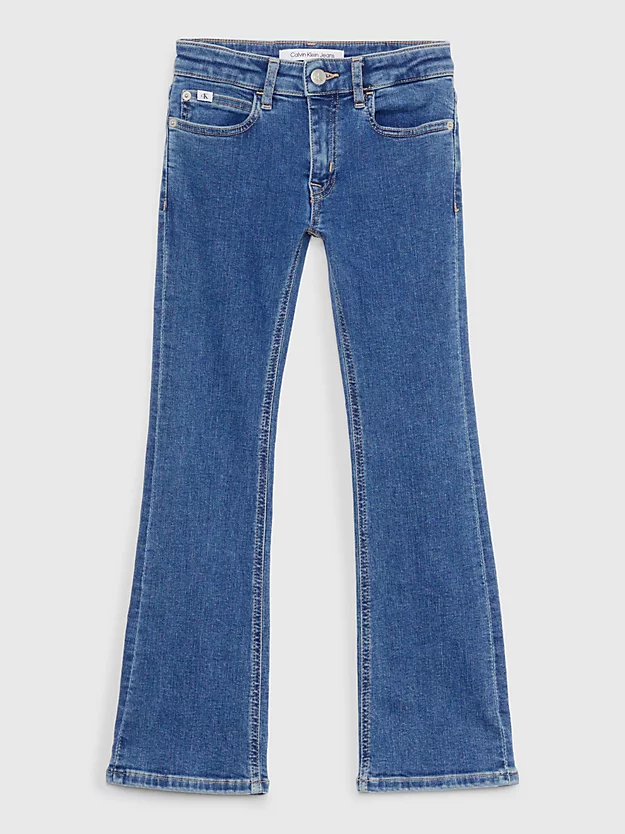 Ele me deu calças jeans.