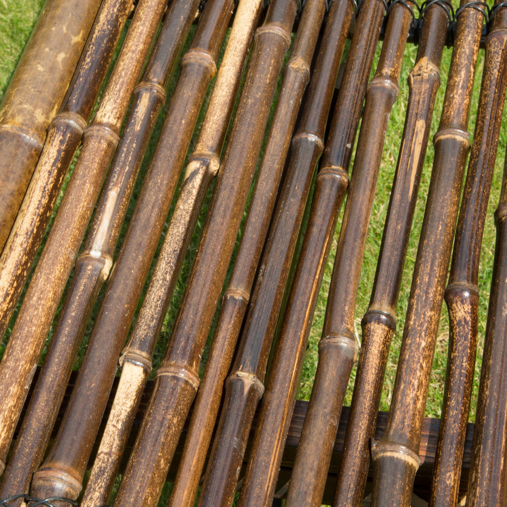 Banc de jardin extérieur foncé