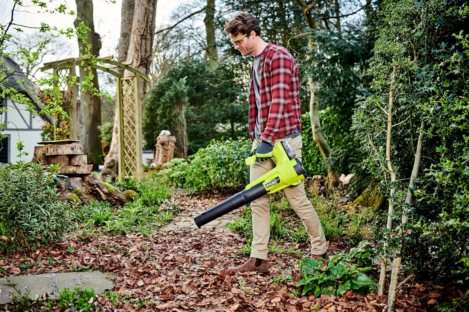 RYOBI 18 V ONE+ Akku-Laubgebläse RY18BLA-140 (Luftgeschwindigkeit 145 km/h, Luftvolumen 7,1 m³/min, inkl. 4,0 Ah Akku und Ladegerät)