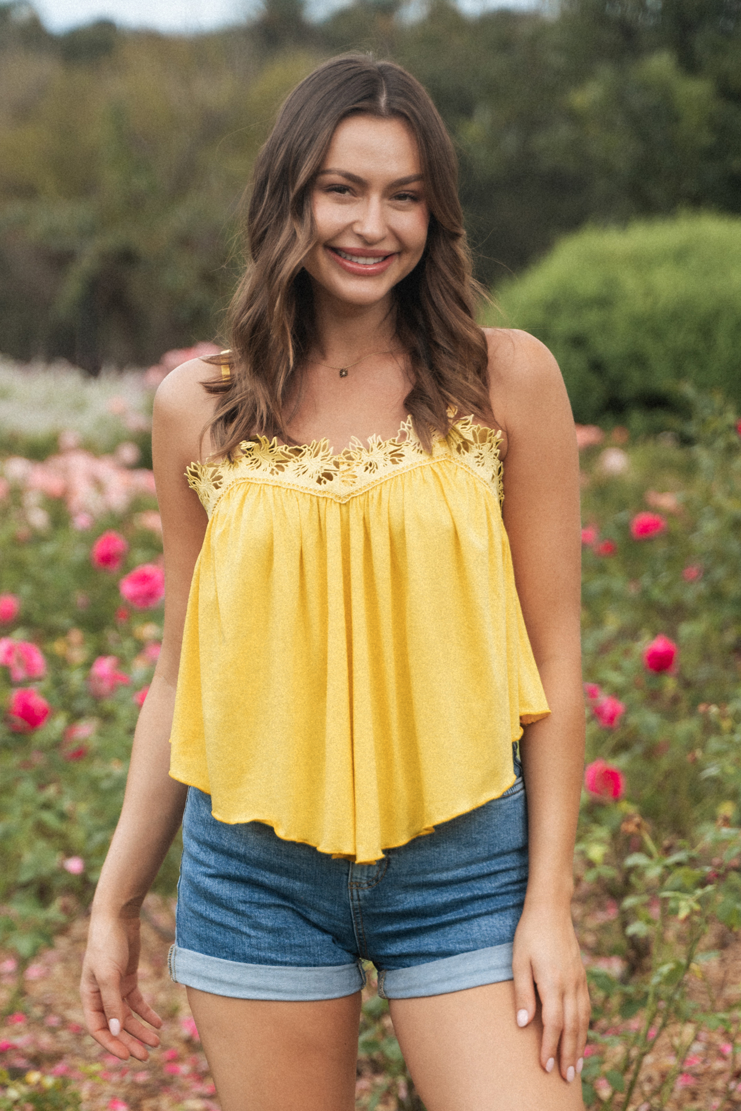 Débardeur en dentelle avec col en cœur jaune