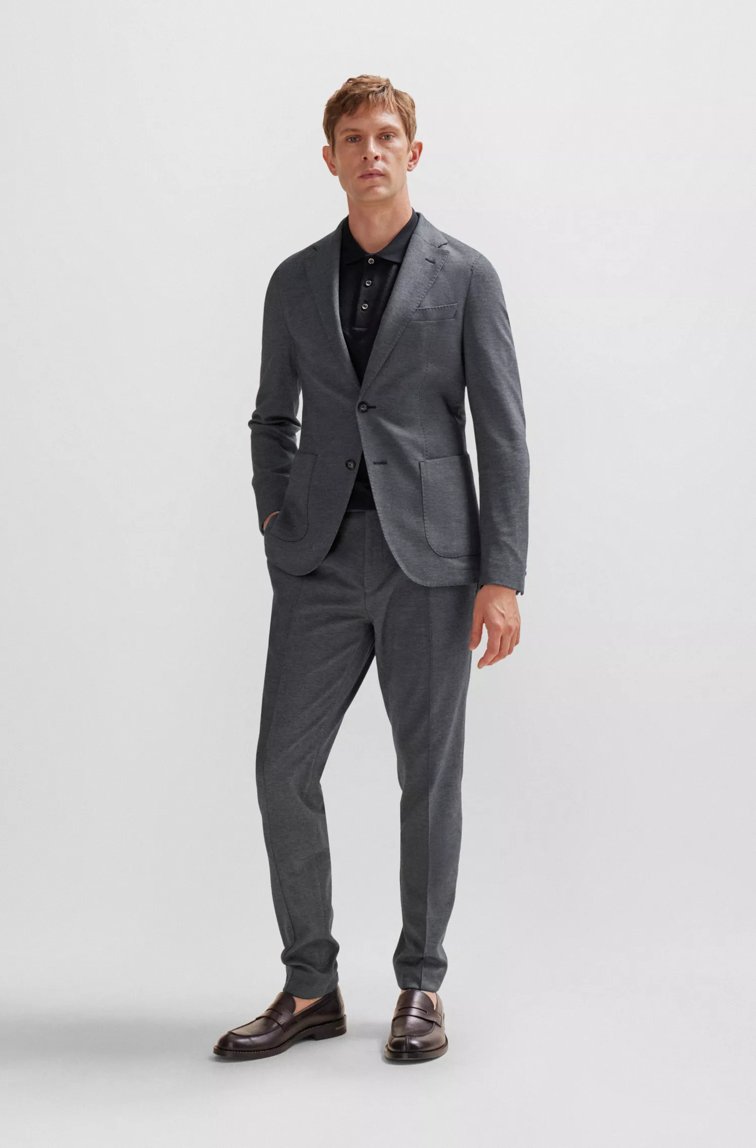 Calças BOSS cor camelo, corte slim, em algodão, cashmere e seda.