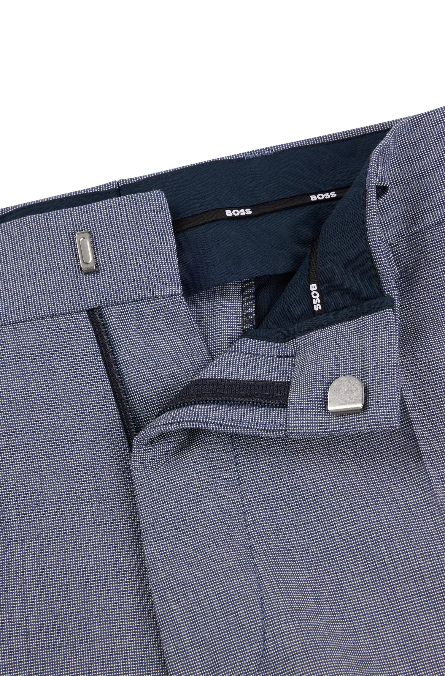 Calça BOSS preta, corte regular, em tecido elástico com microestampa.