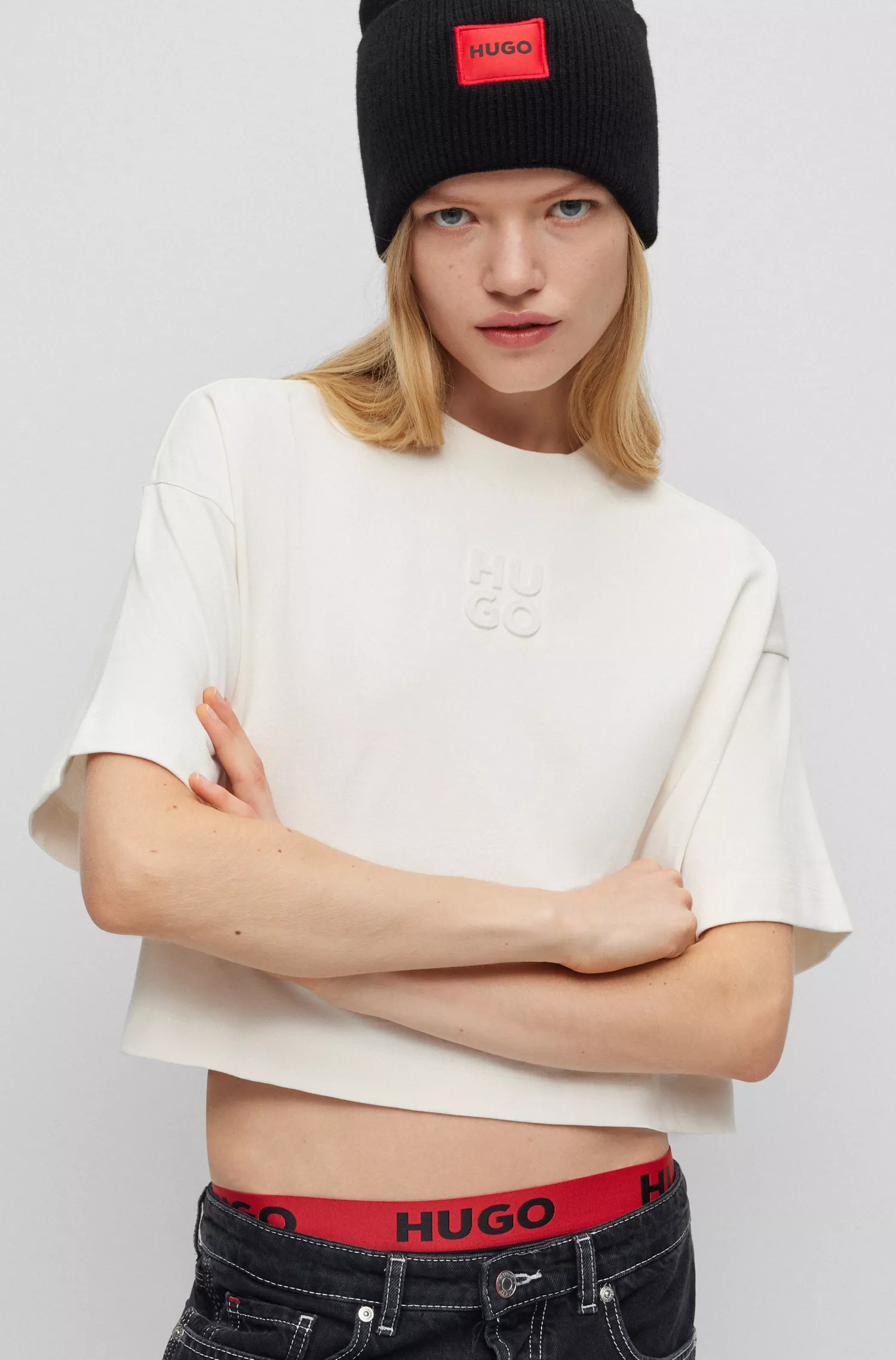 Camiseta cropped vermelha HUGO de algodão com modelagem relaxada e detalhe do logo.