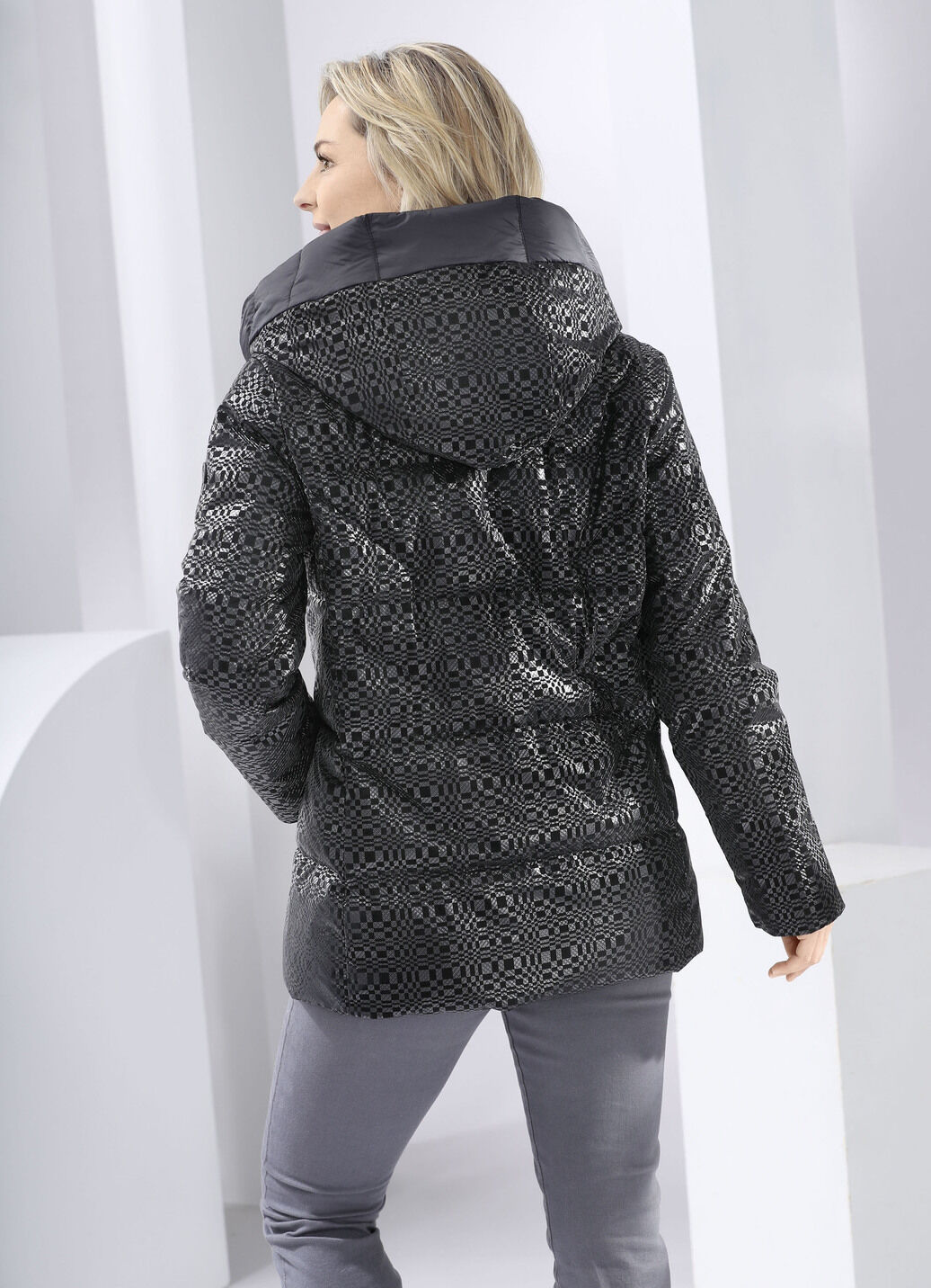 Funktionsjacke mit fester Kapuze