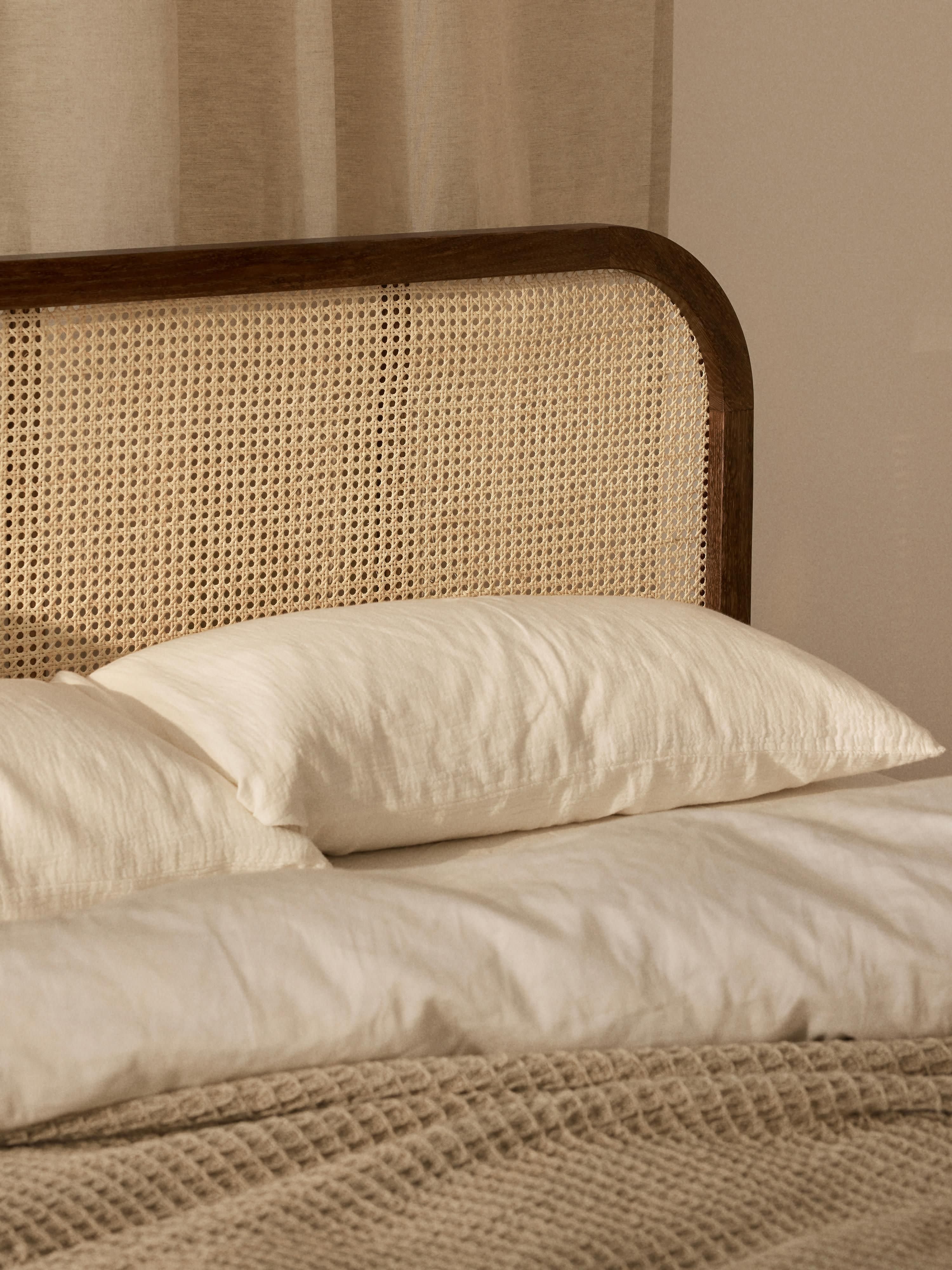 Houten bed Jones met hoofdeinde van Weens vlechtwerk
