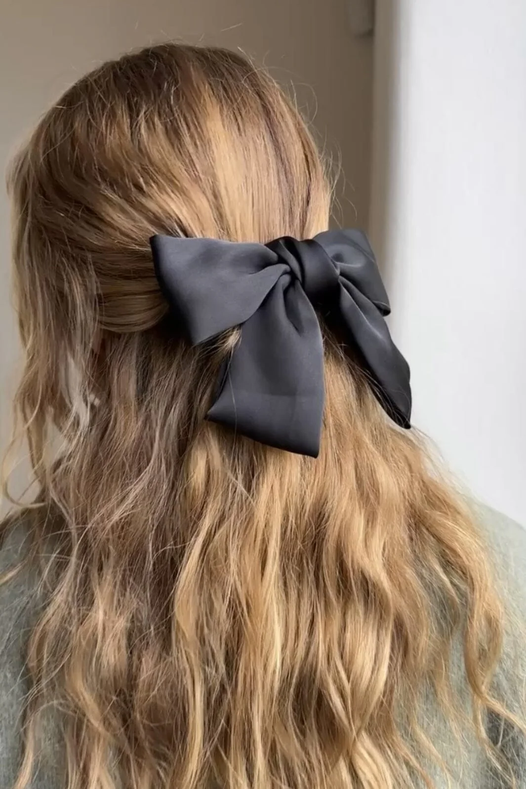 Neo Noir Bow Hair Clip black