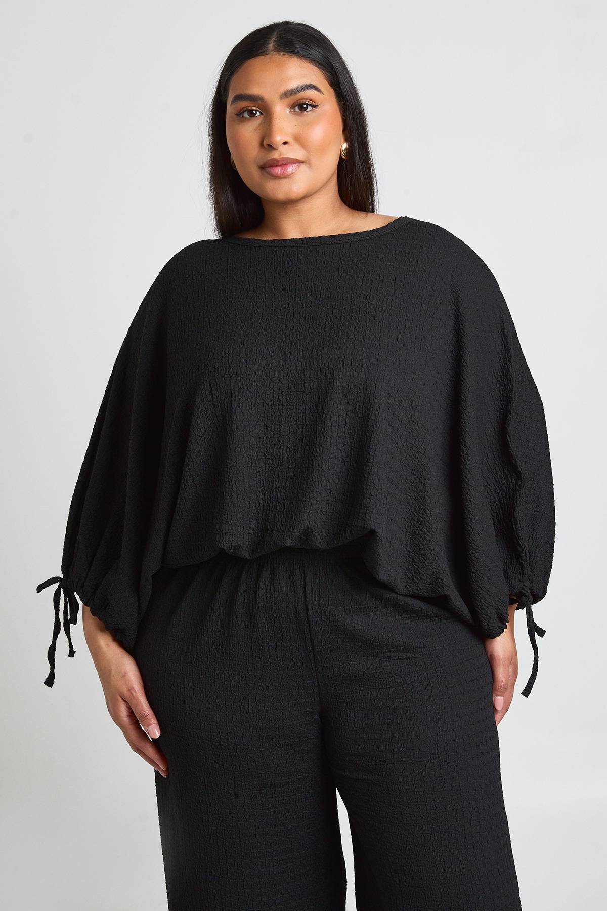 boohoo Ensemble Grande Taille Haut Texturé À Manches Froncées Et Ourlet Ballon Avec Pantalon Large