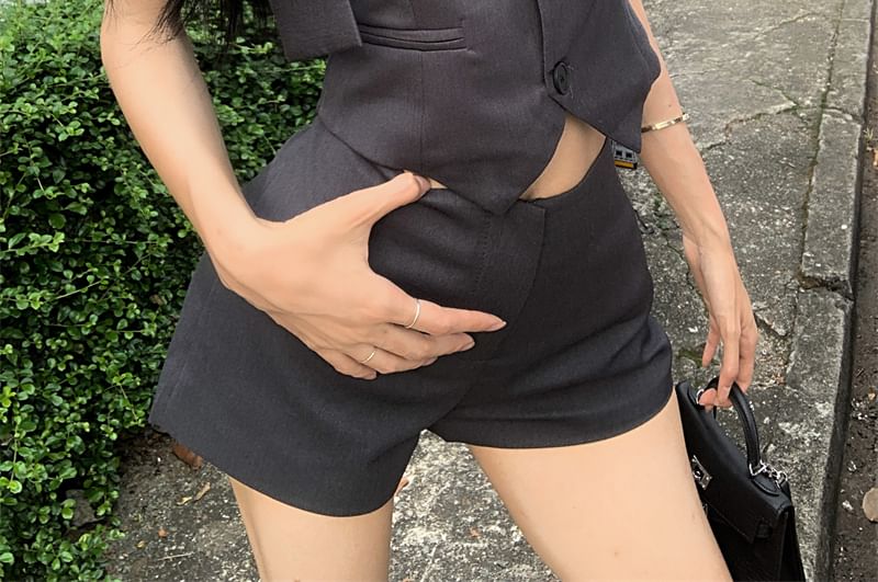 ANORA - Mouwloze, effen crop top met knoopjes / hotpants