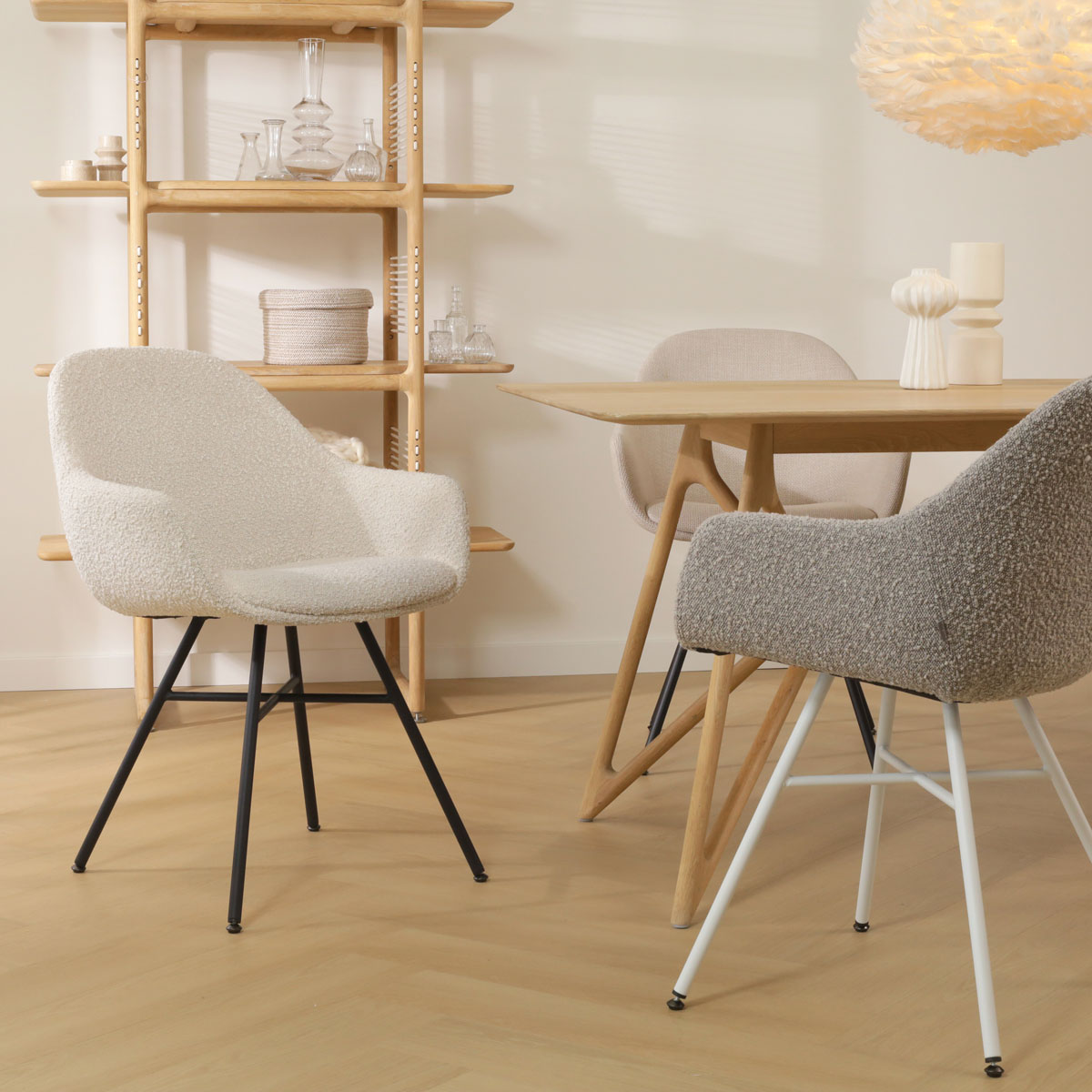 Eetkamerstoel Noa-Mae bouclé beige - wit onderstel