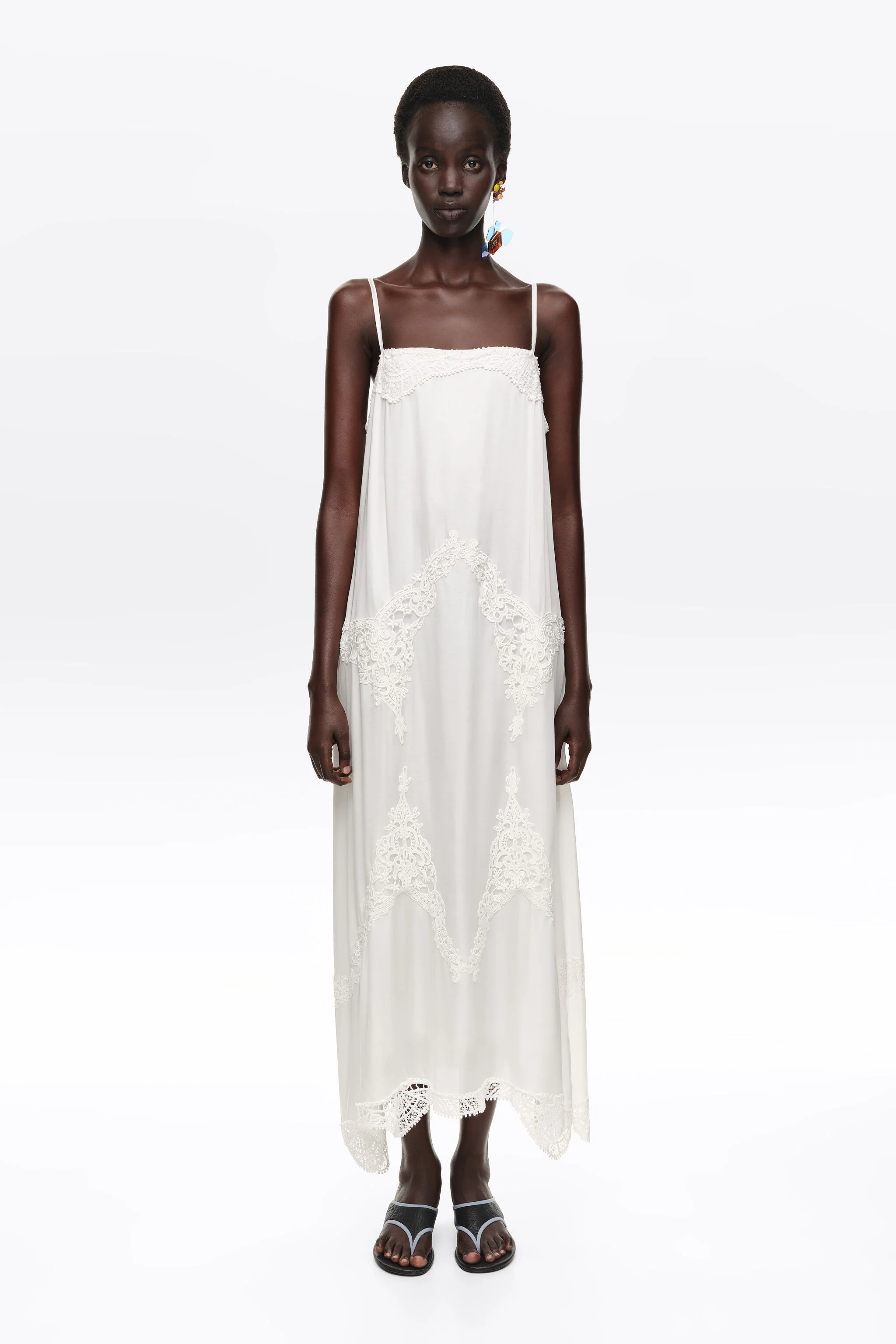 Vestido cor areia com alças finas e detalhes em crochê.
