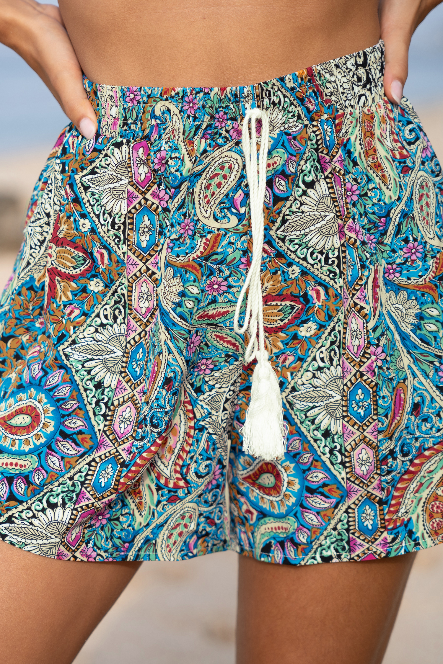 Short avec taille élastique à nouer avec des glands paisley