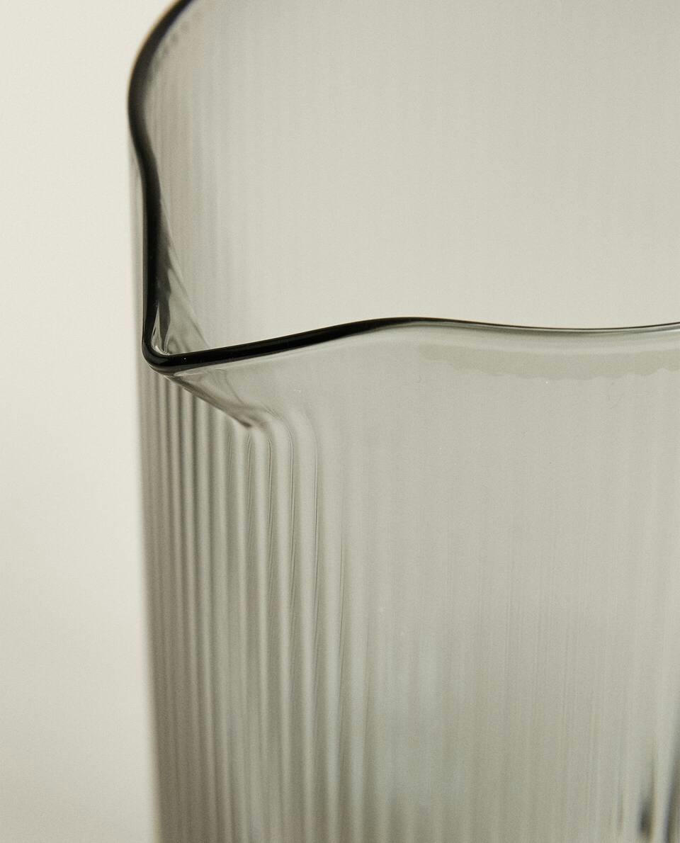 Jarra de vidro borossilicato com desenho linear.