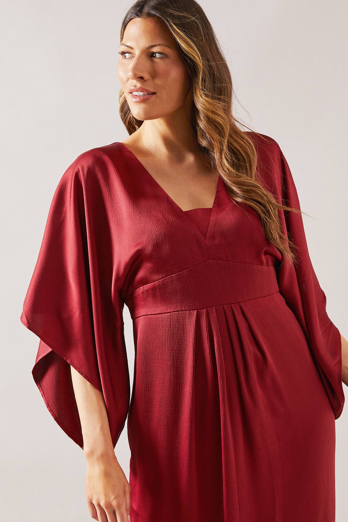 Wallis Robe Mi-Longue en Satin à Manches Cape