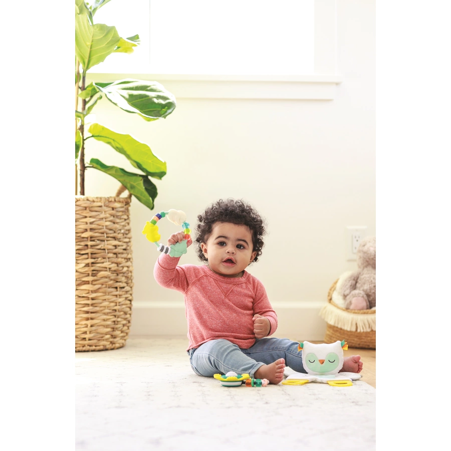 Infantino Glow-in-the-Dark Aktivitäts-Geschenkset zum Kuscheln und Beißen
