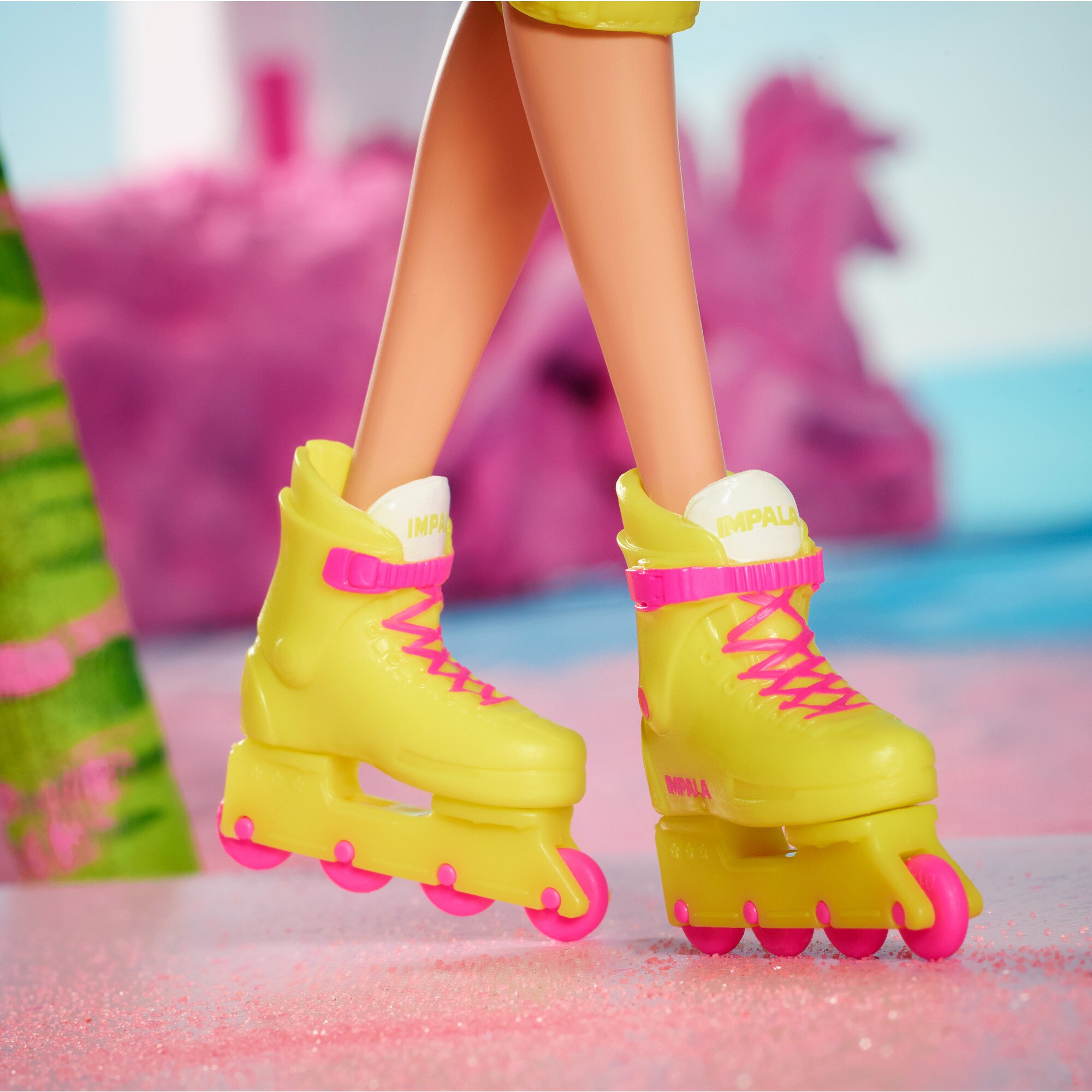 Mattel Puppe Barbie The Movie - Margot Robbie als Barbie: Inlineskating-Sammelpuppe
