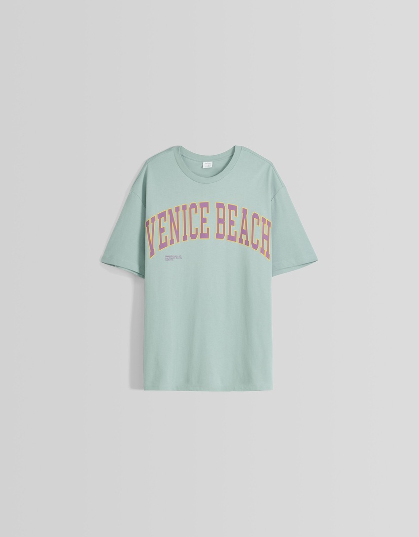 Camiseta de manga curta com estampa e modelagem quadrada