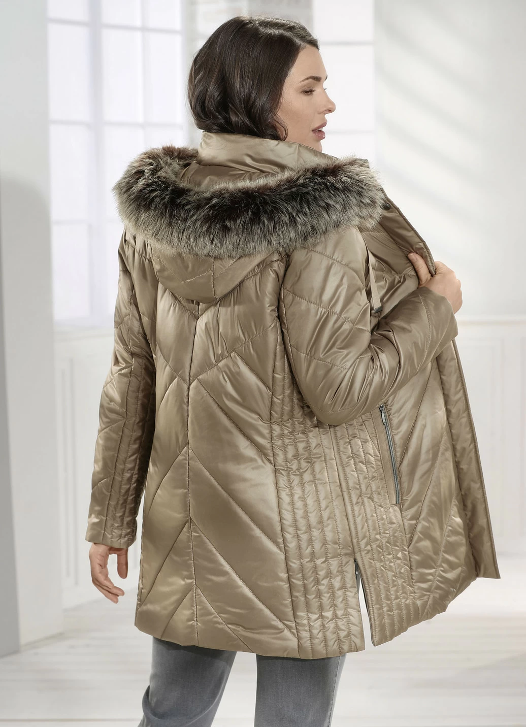 Jacke mit abnehmbarer Kapuze