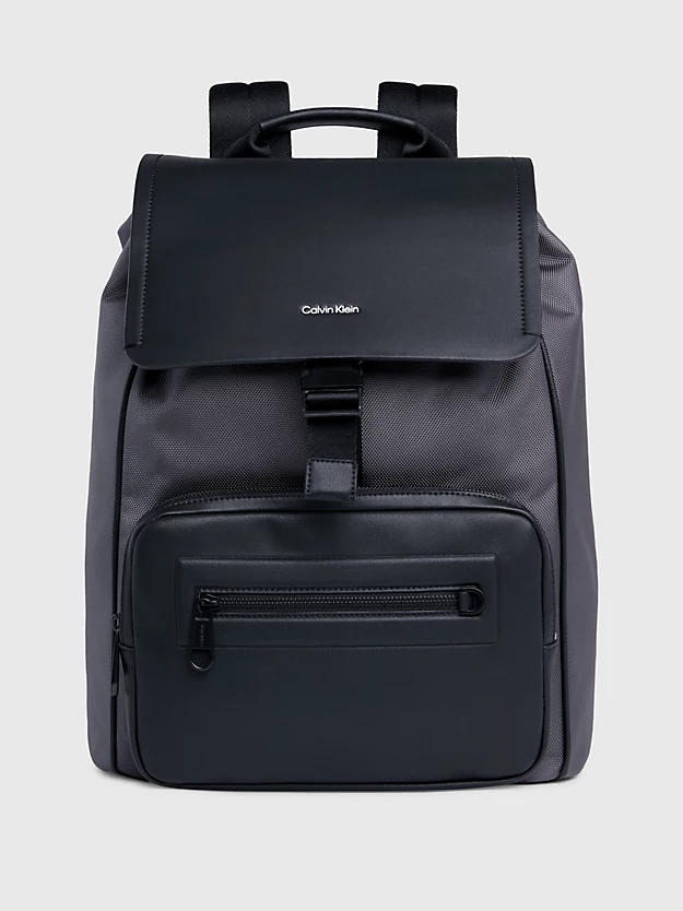 Mochila com aba