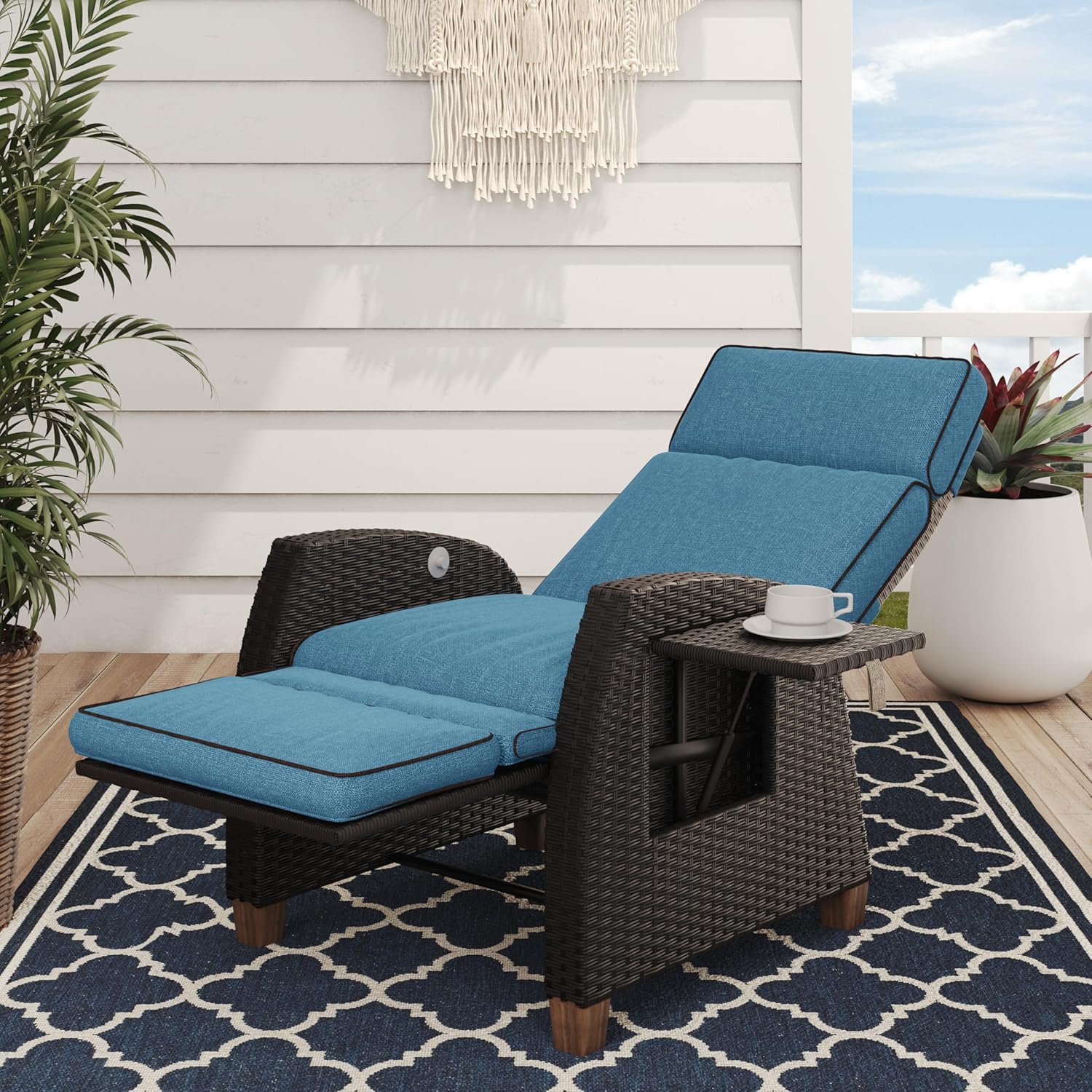 Grand patio Chaise longue inclinable à position réglable avec table rabattable et coussin pour jardin, cour, terrasse, extérieur – Coussin bleu paon et osier marron