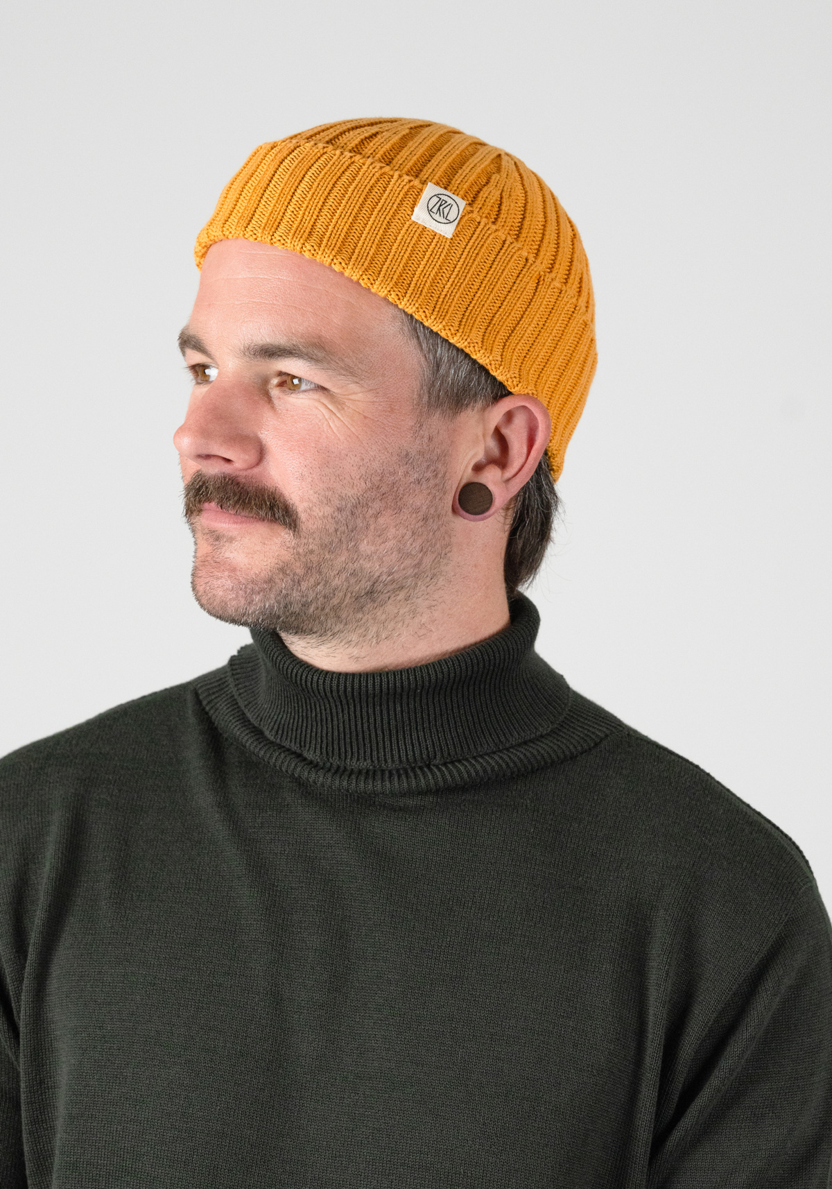 WE ARE ZRCL Beanie Snugly Short Swiss Edition Amber