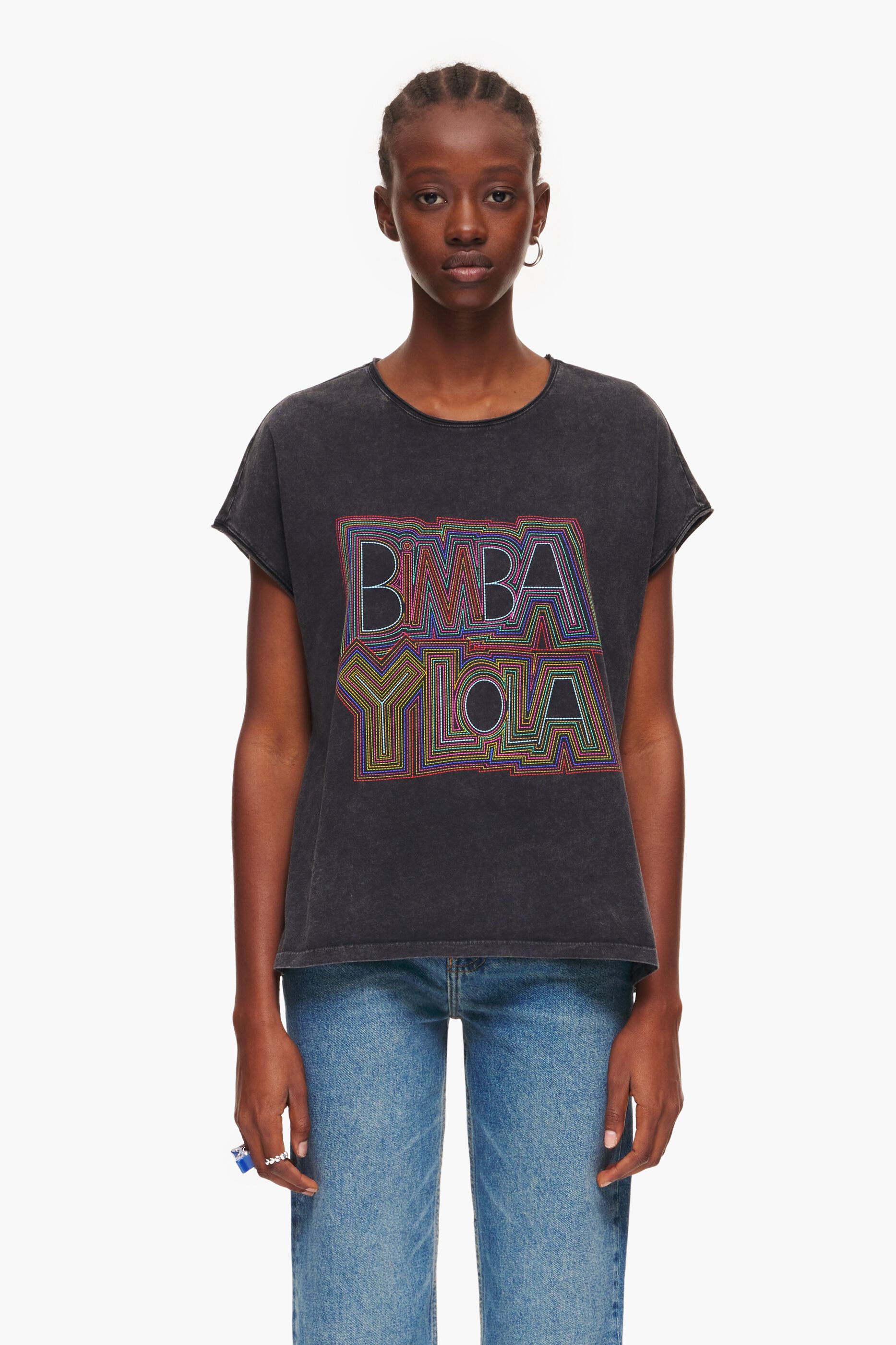 Camiseta preta com logo desbotado