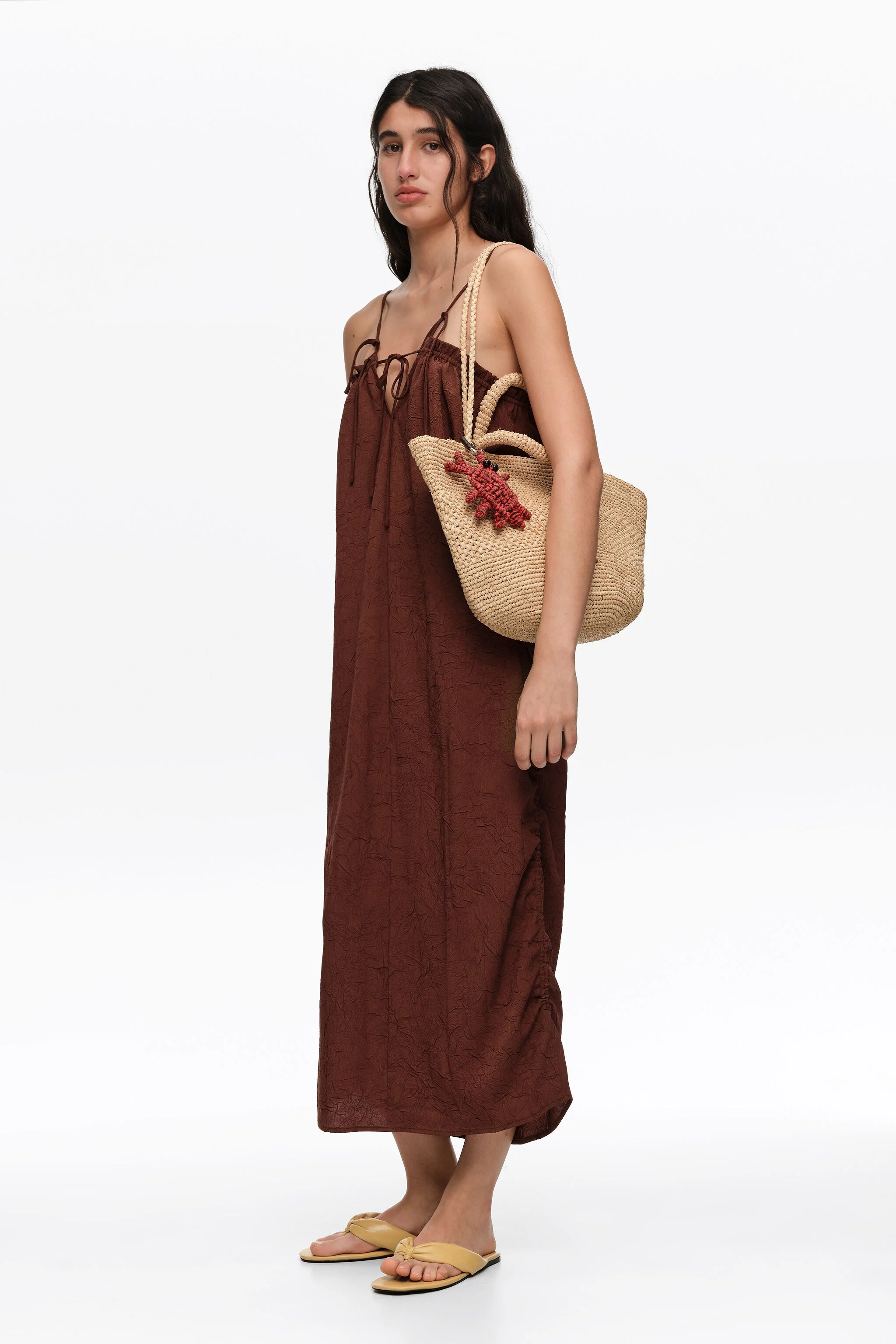 Vestido midi marrom com alças ajustáveis