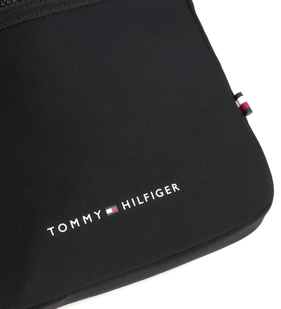 Bolsa transversal pequena com logo da Tommy Hilfiger, preta.